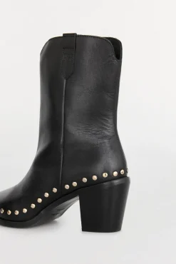 Bota de salto cravejado em pele