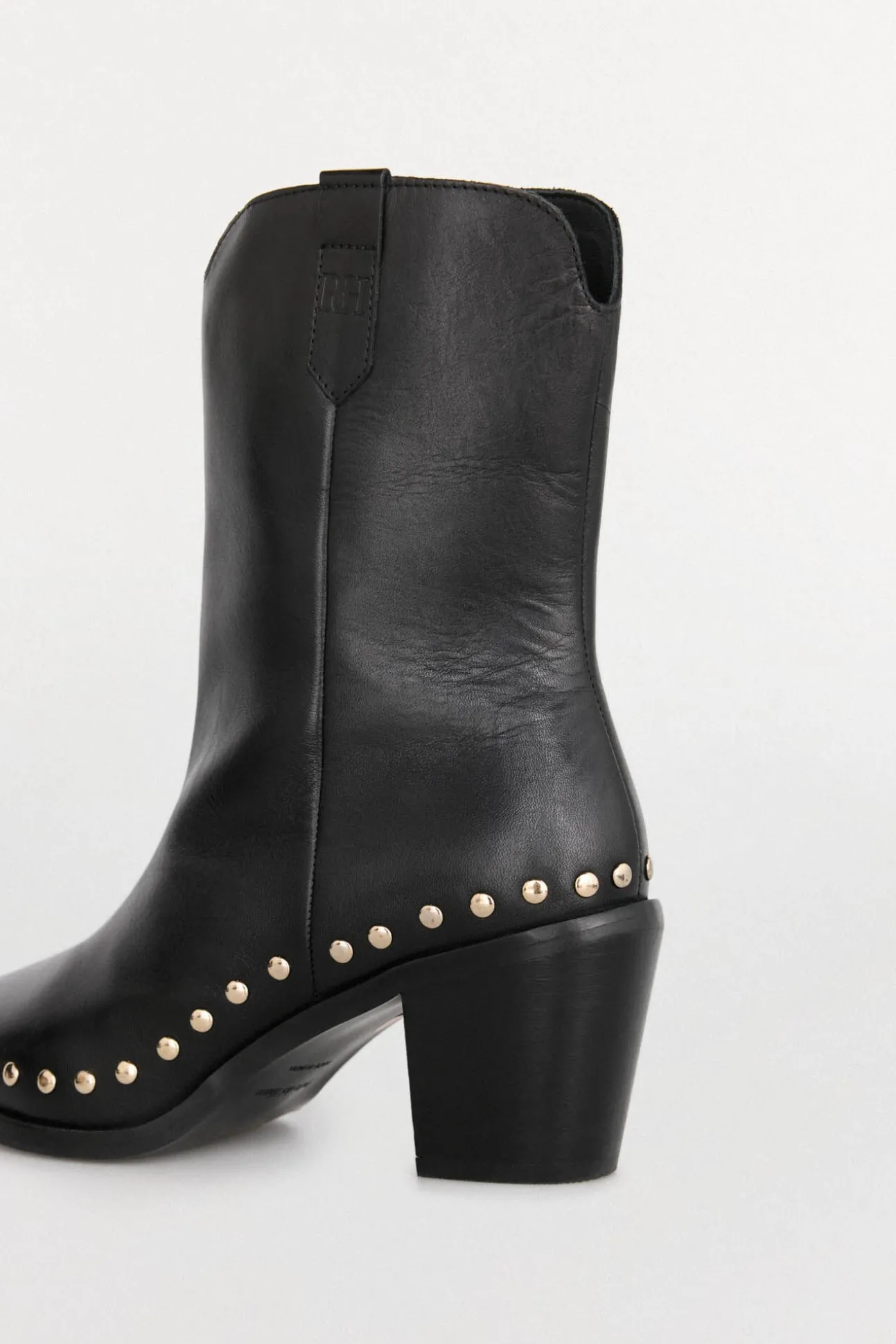 Bota de salto cravejado em pele