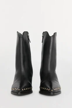 Bota de salto cravejado em pele