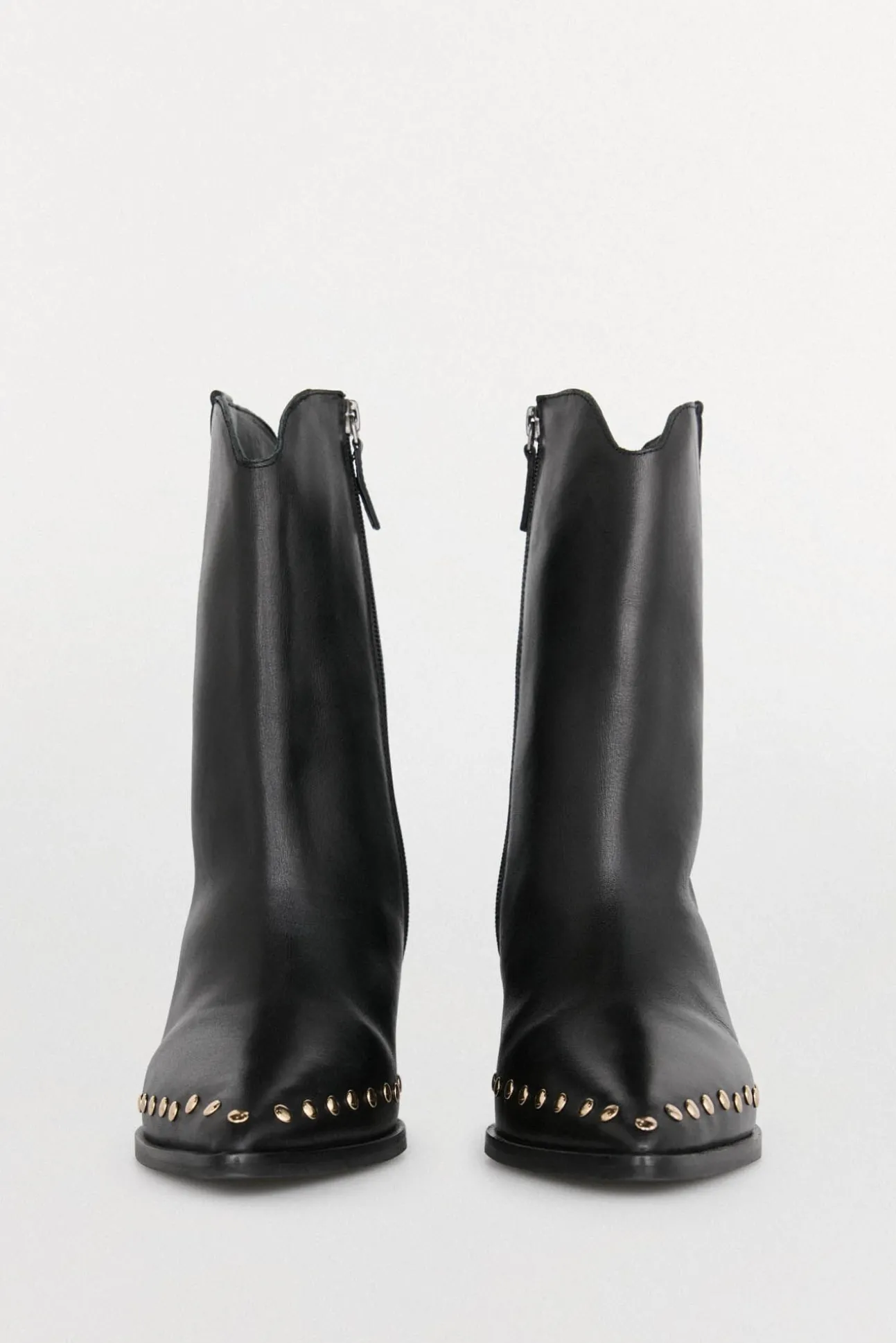 Bota de salto cravejado em pele