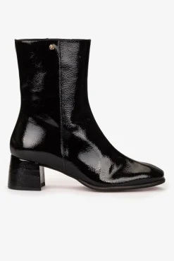 Bota de salto médio em couro botim