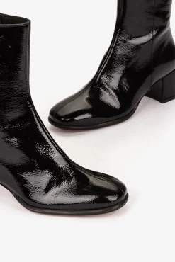 Bota de salto médio em couro botim