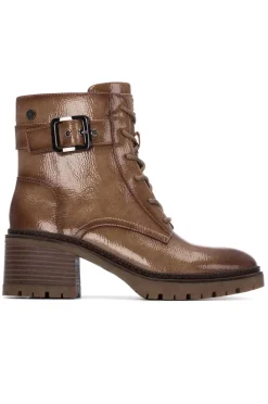 Botins de cano curto com cadarço em couro envernizado