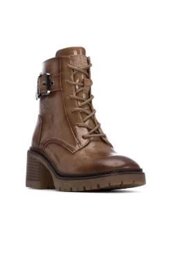 Botins de cano curto com cadarço em couro envernizado