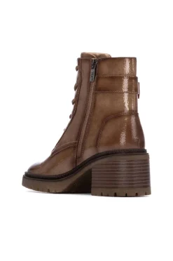Botins de cano curto com cadarço em couro envernizado
