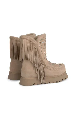 Botins de pele com franjas