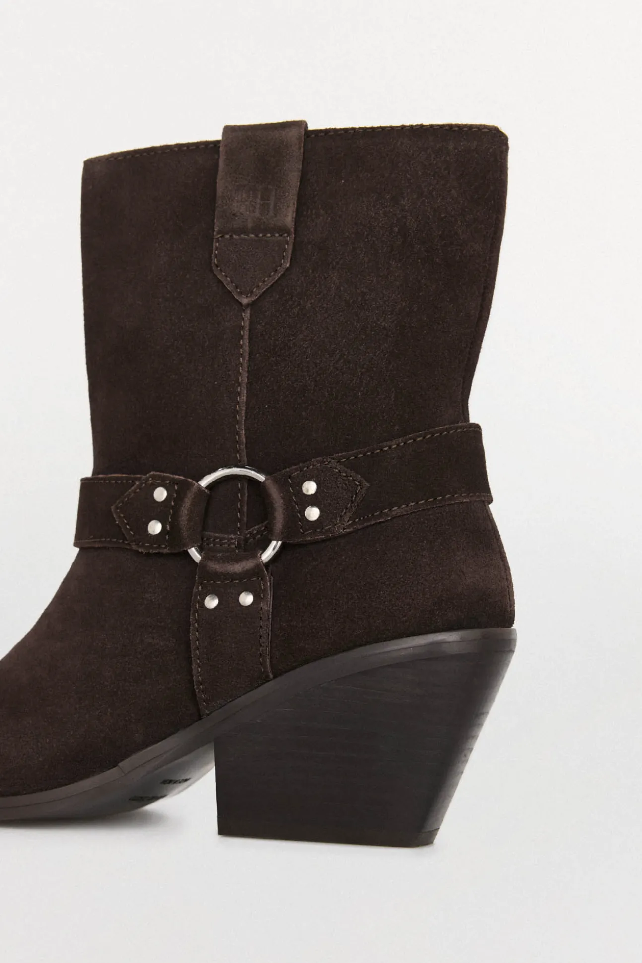 Botins de pele de cowboy com aro e tachas
