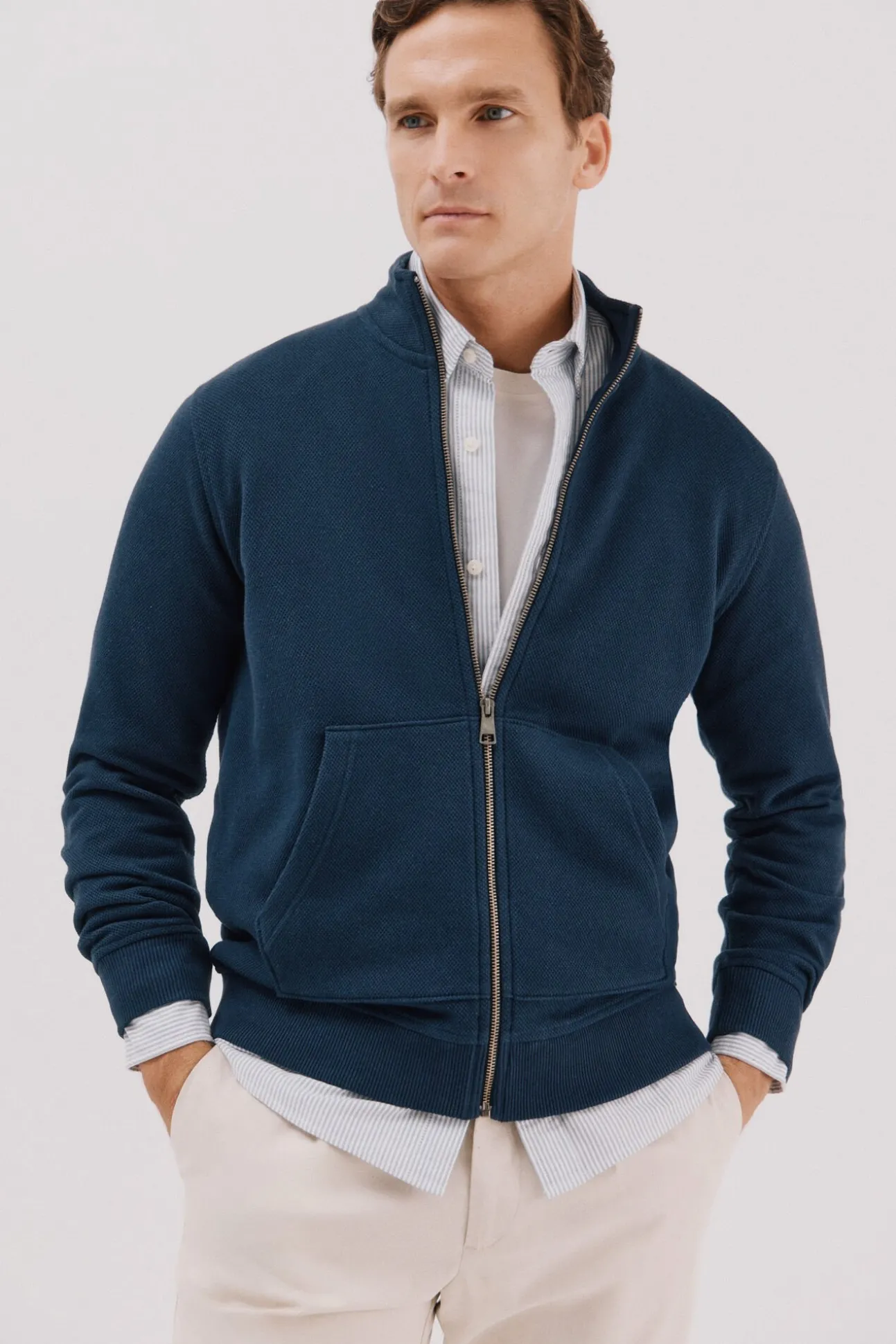-Regular fit-Structured fleece fabric-Front zip fastening and kangaroo pockets-By buying our cotton products, you're supporting our investment in the Better Cotton Initiative. This product is sourced via a system of mass balance and therefo