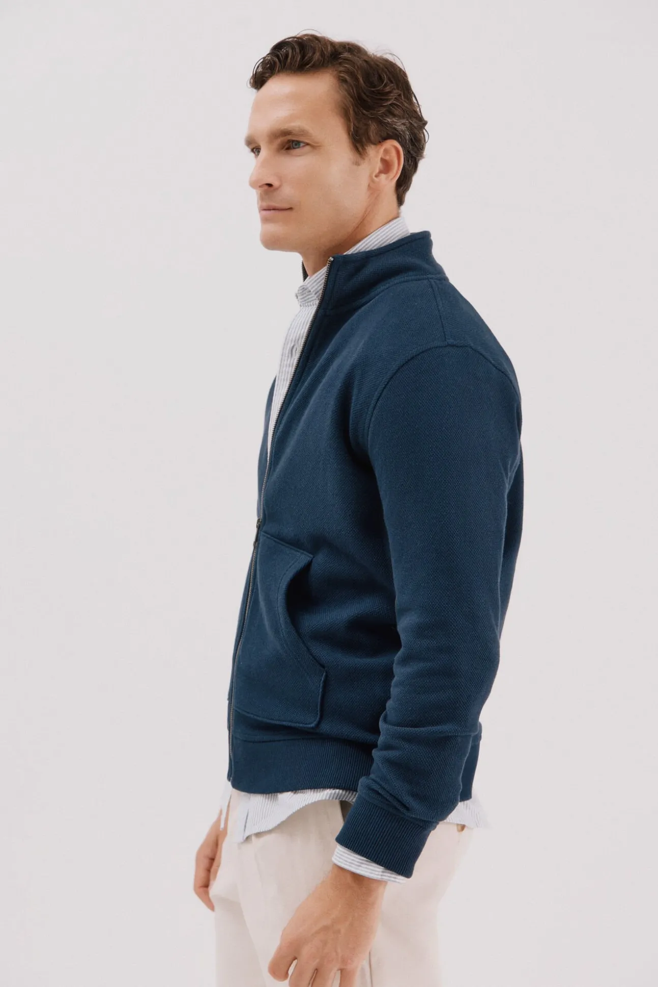 -Regular fit-Structured fleece fabric-Front zip fastening and kangaroo pockets-By buying our cotton products, you're supporting our investment in the Better Cotton Initiative. This product is sourced via a system of mass balance and therefo