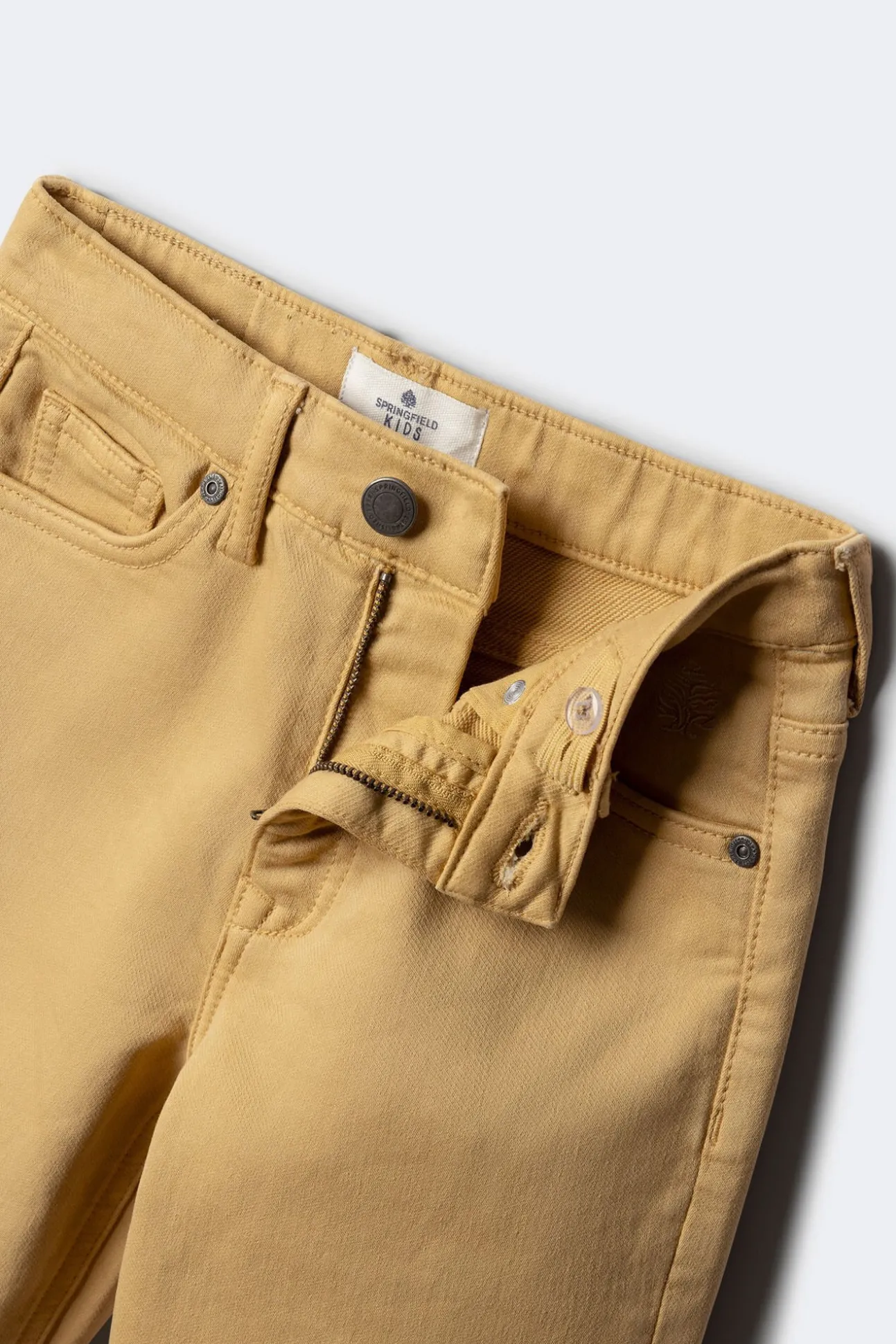 Calça amarela slim fit de 5 bolsos para meninos