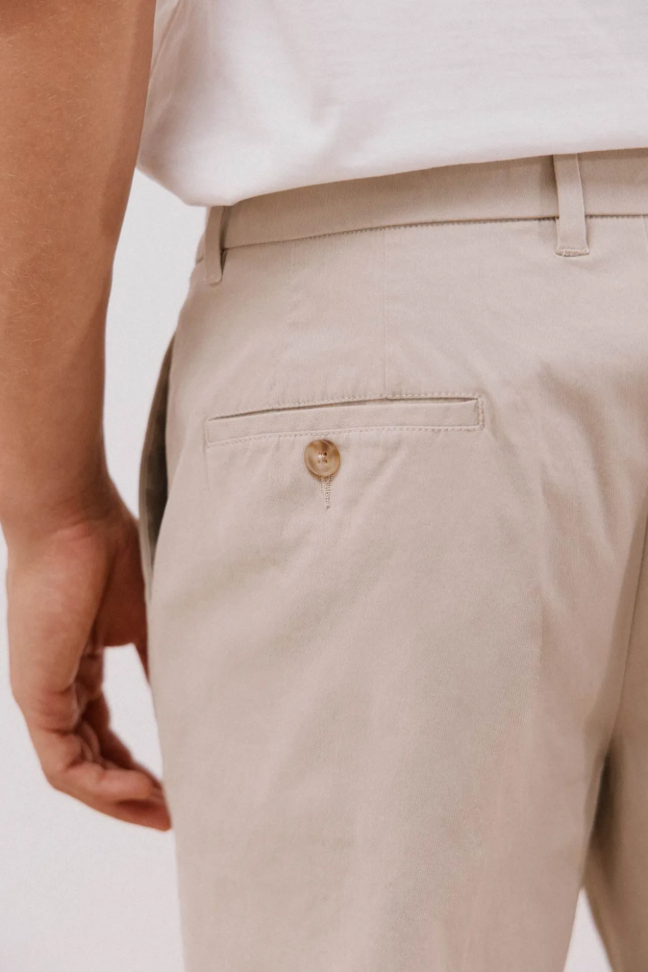 Calça calças chino confortável com corte afunilado