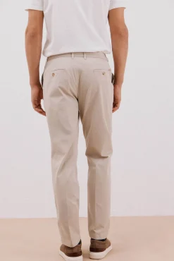Calça calças chino confortável com corte afunilado