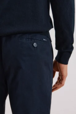 Calça calças chino confortável com corte afunilado