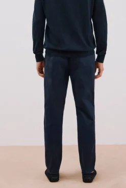 Calça calças chino confortável com corte afunilado