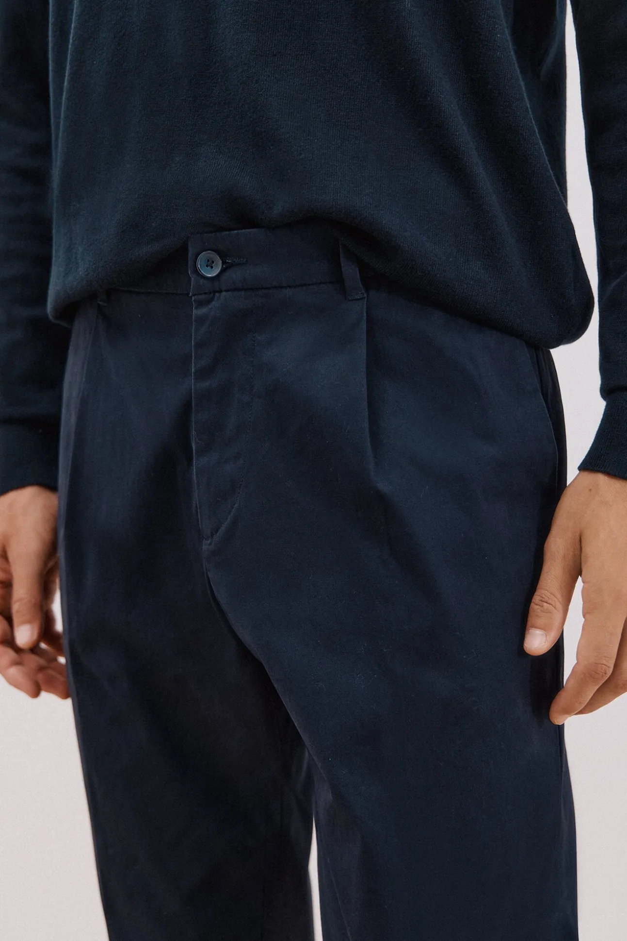 Calça calças chino confortável com corte afunilado