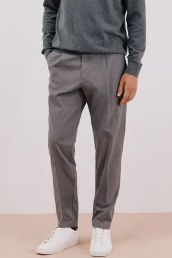 Calça calças chino confortável com corte afunilado