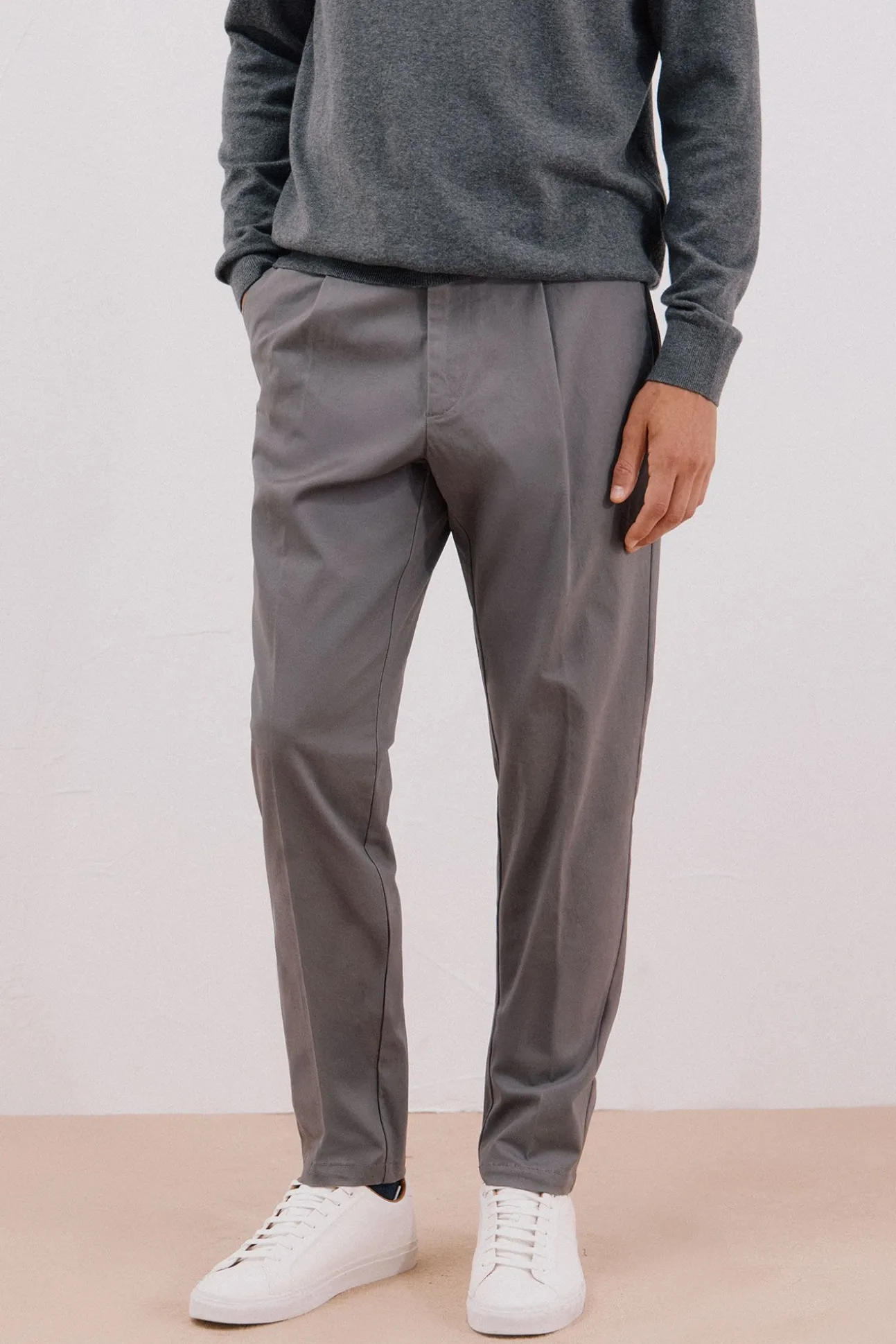 Calça calças chino confortável com corte afunilado