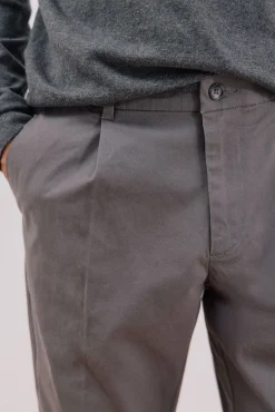 Calça calças chino confortável com corte afunilado
