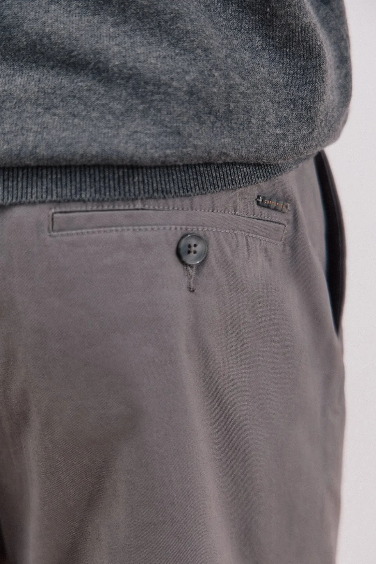 Calça calças chino confortável com corte afunilado