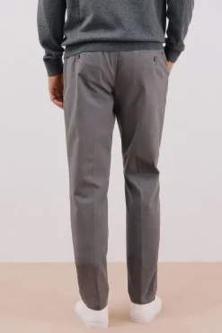 Calça calças chino confortável com corte afunilado