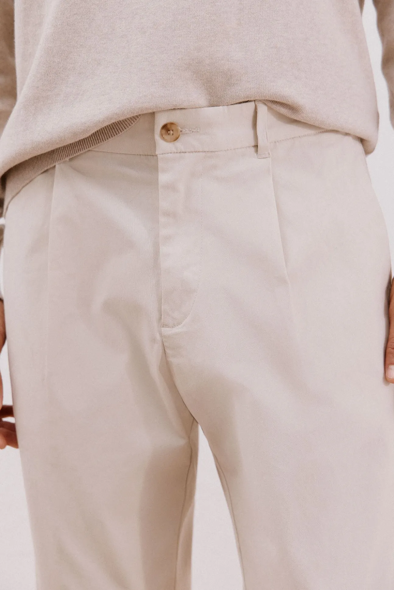 Calça calças chino confortável com corte afunilado