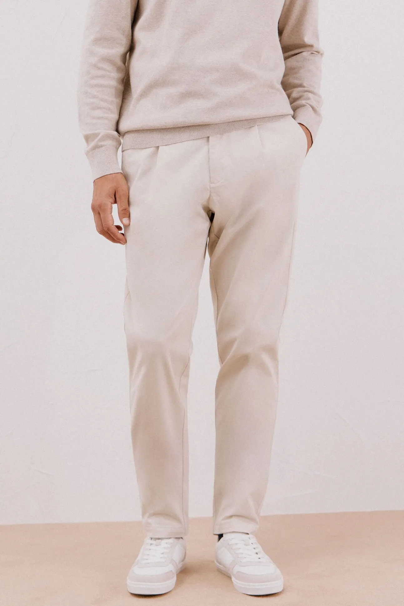 Calça calças chino confortável com corte afunilado