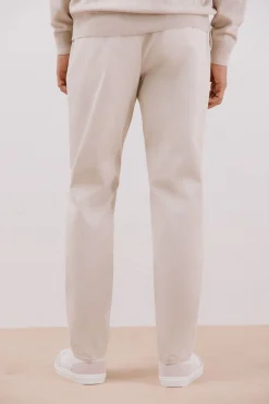 Calça calças chino confortável com corte afunilado