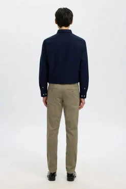Calça calças chino slim fit feita de algodão orgânico