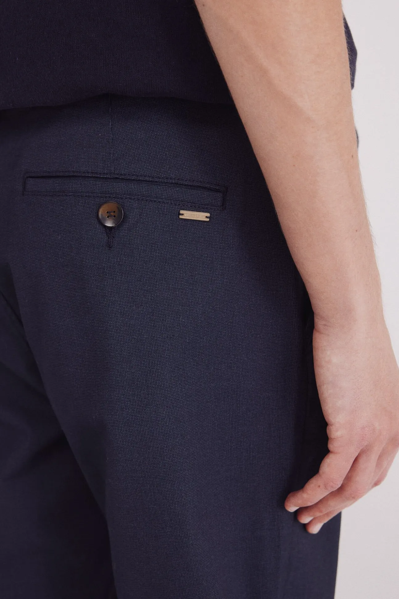 Calça calças chino slim fit com micro estampa
