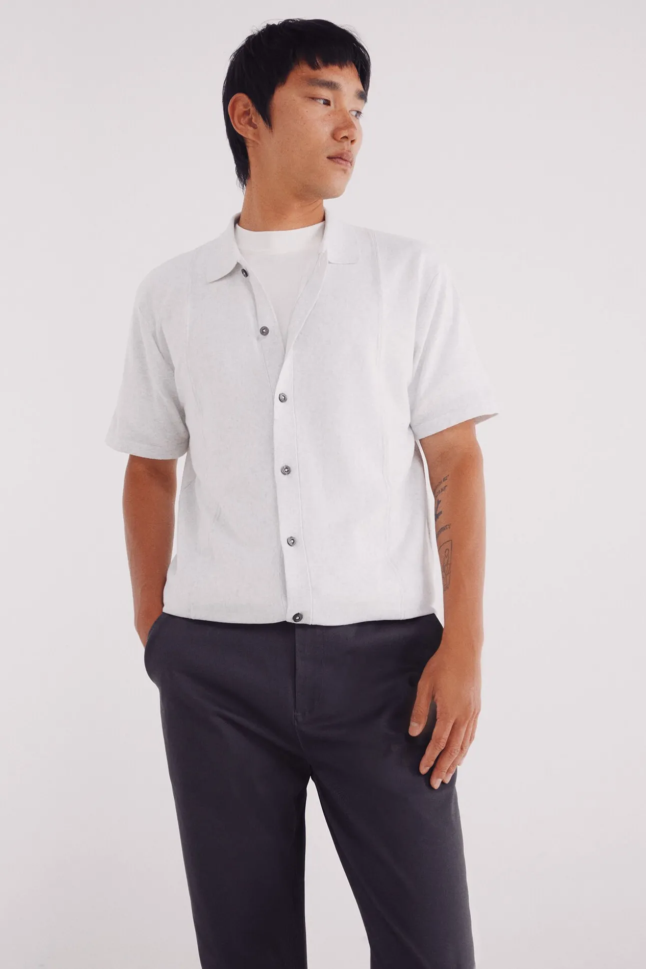 Calça calças chino slim fit com micro estampa