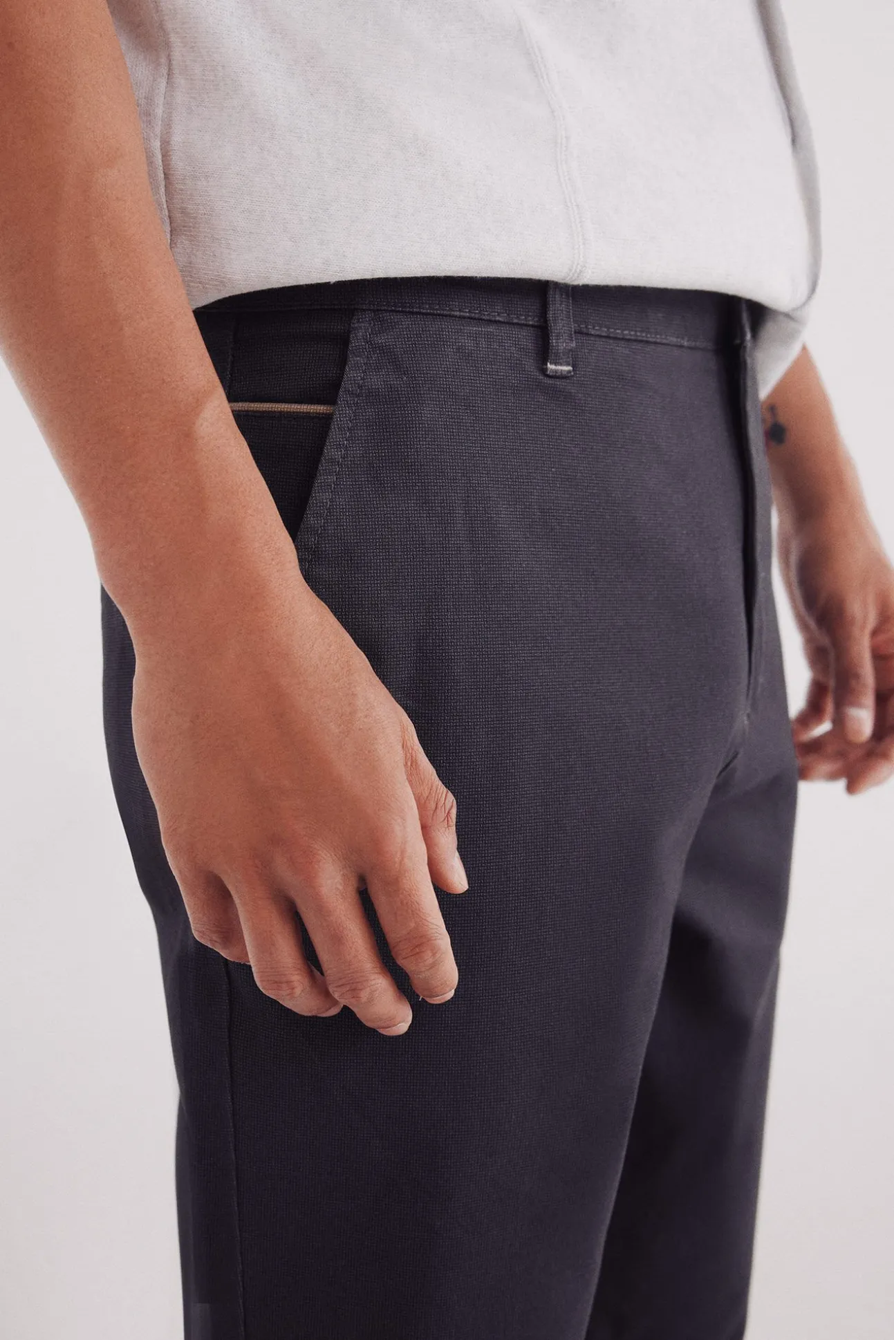 Calça calças chino slim fit com micro estampa