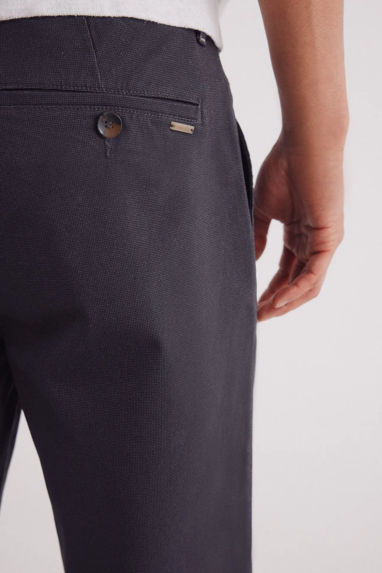 Calça calças chino slim fit com micro estampa