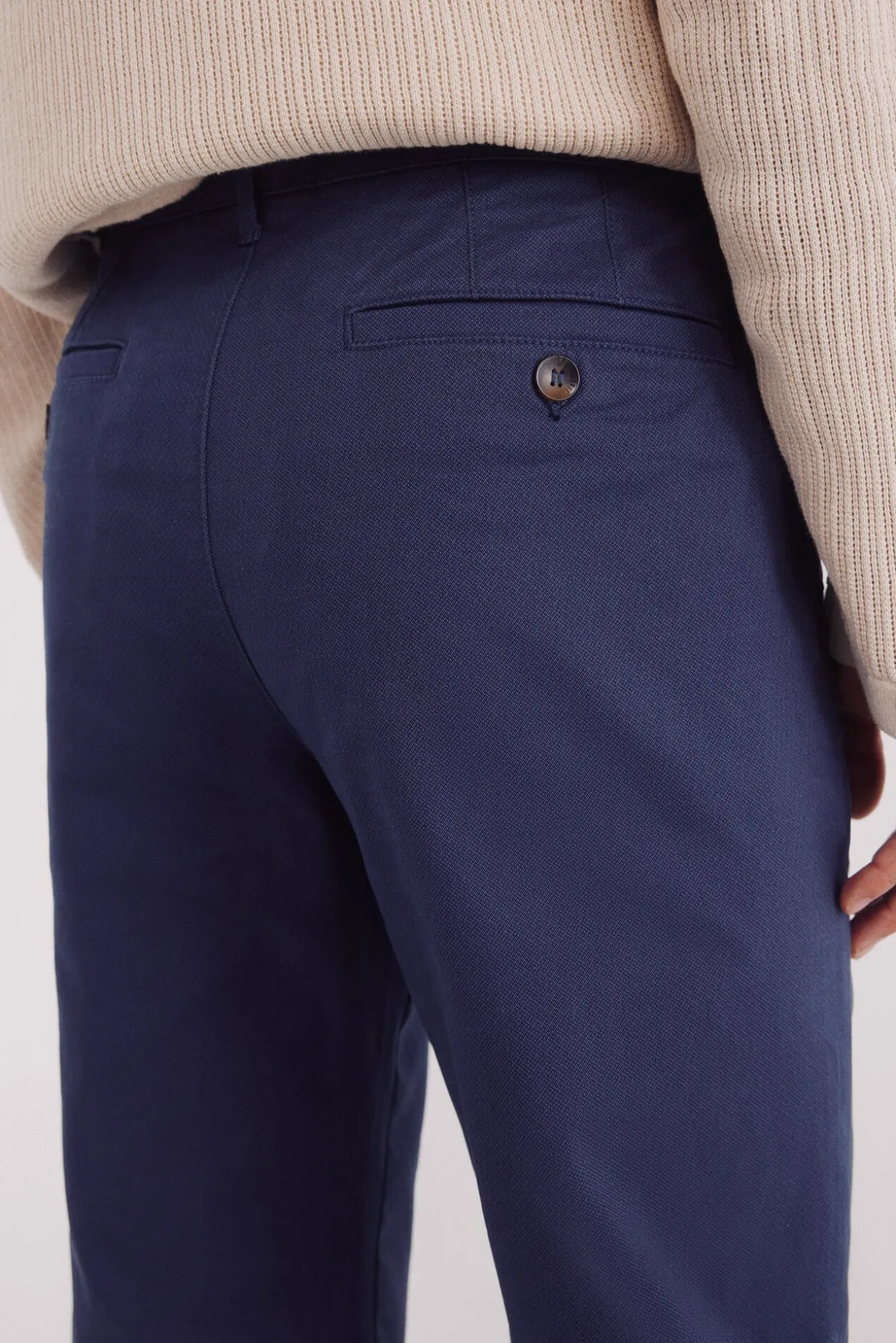 Calça calças chino slim fit com micro estampa