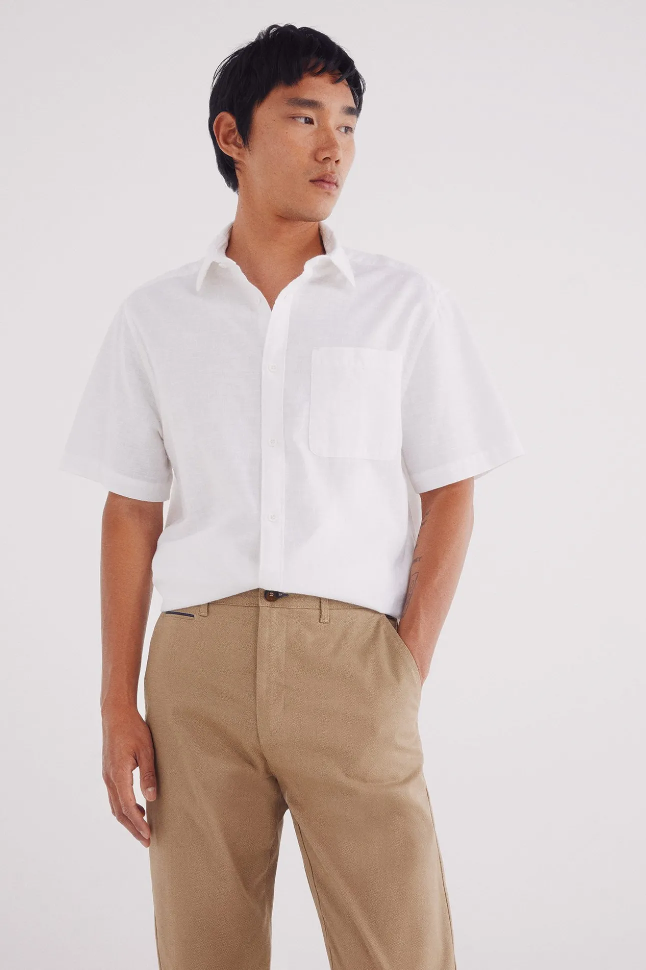 Calça calças chino slim fit com micro estampa