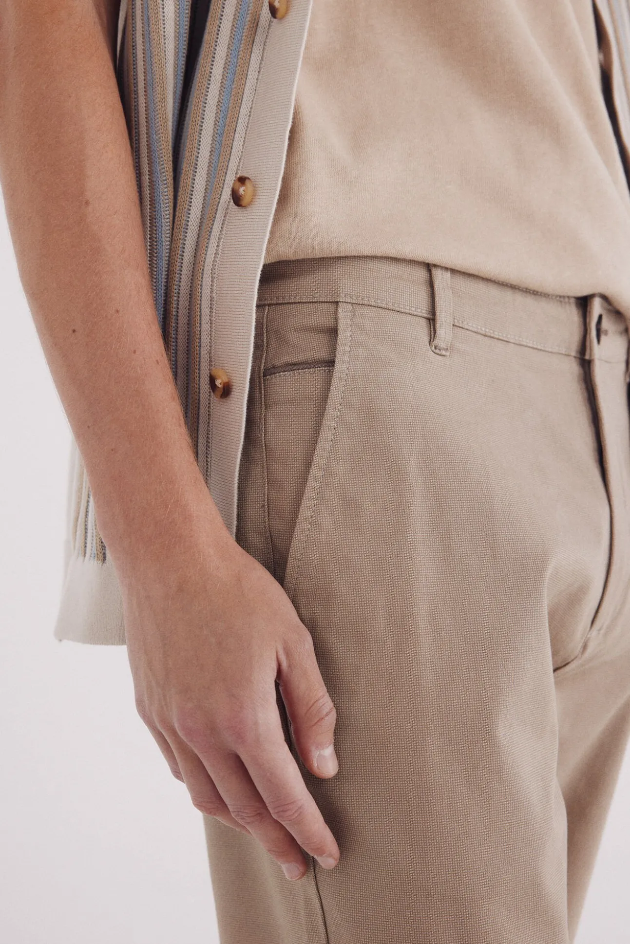 Calça calças chino slim fit com micro estampa
