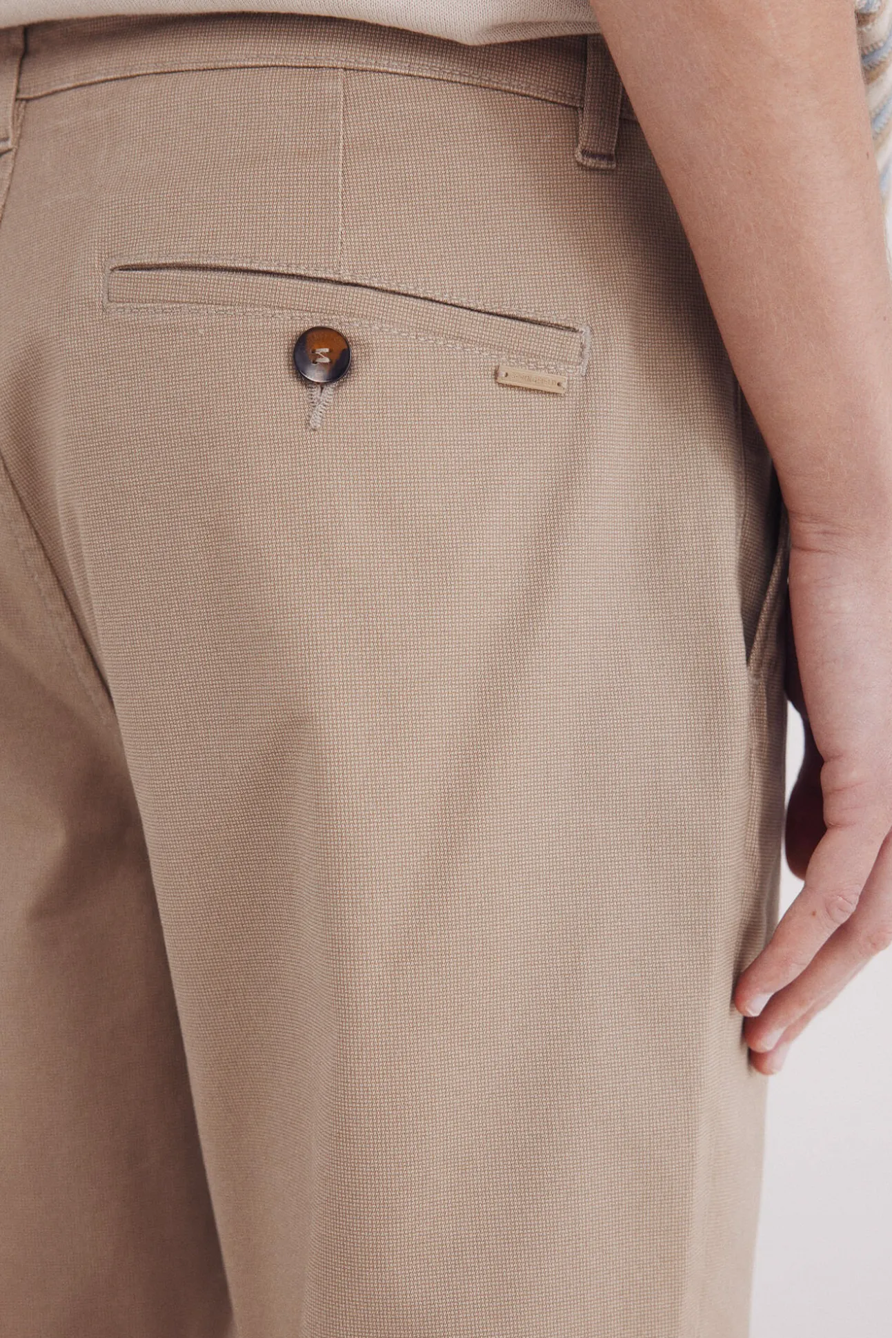 Calça calças chino slim fit com micro estampa