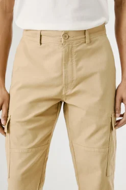 Calça cargo regular feita de tecido leve.