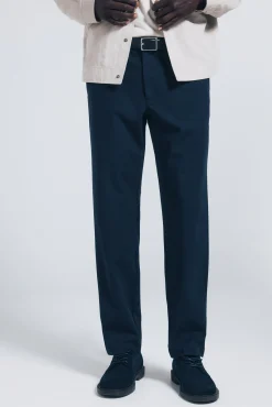 Calça chino jogger com caimento confortável