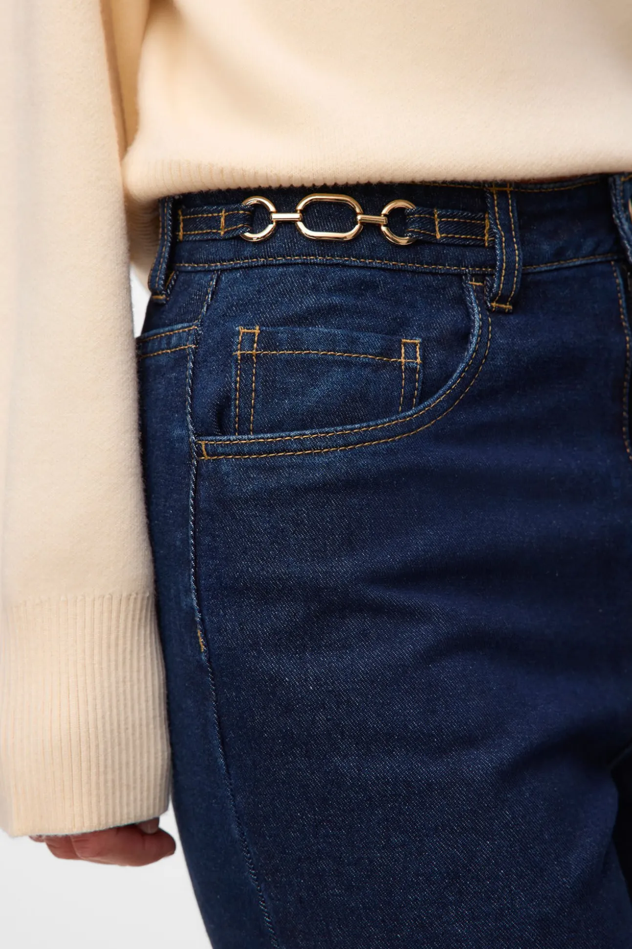 Calça com detalhe de corrente