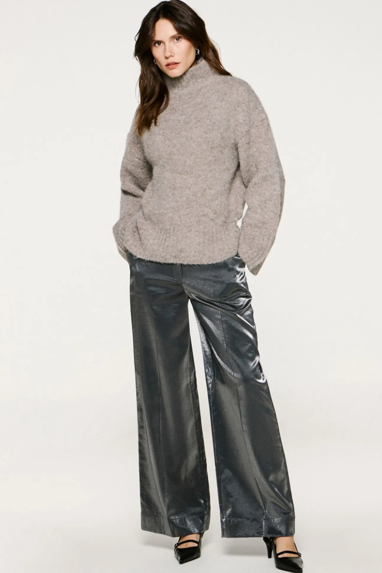 Calça com efeito metálico