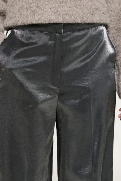 Calça com efeito metálico