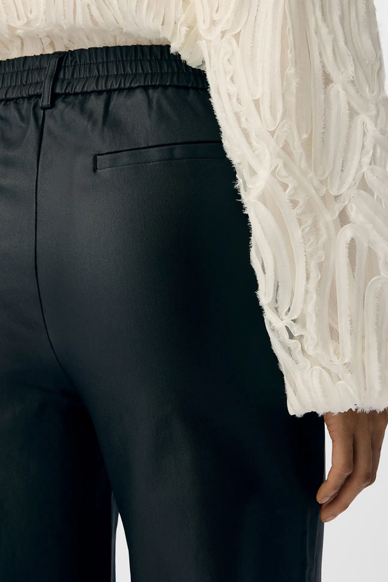 Calça de couro sintético