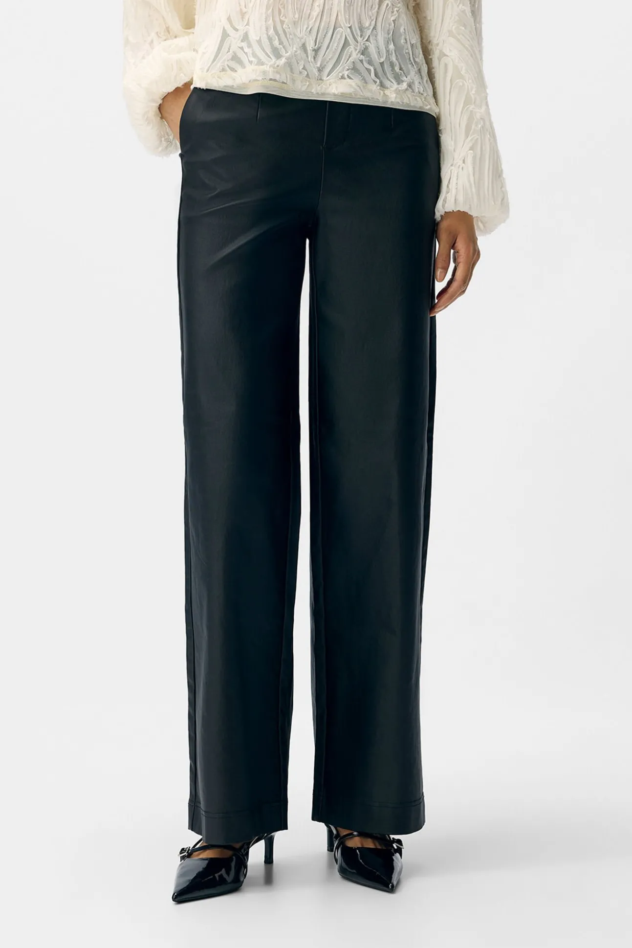 Calça de couro sintético