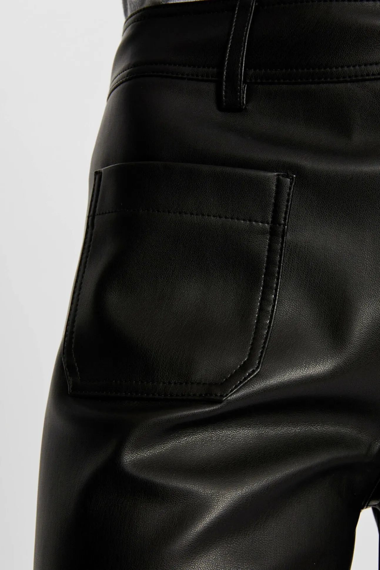Calça de couro sintético