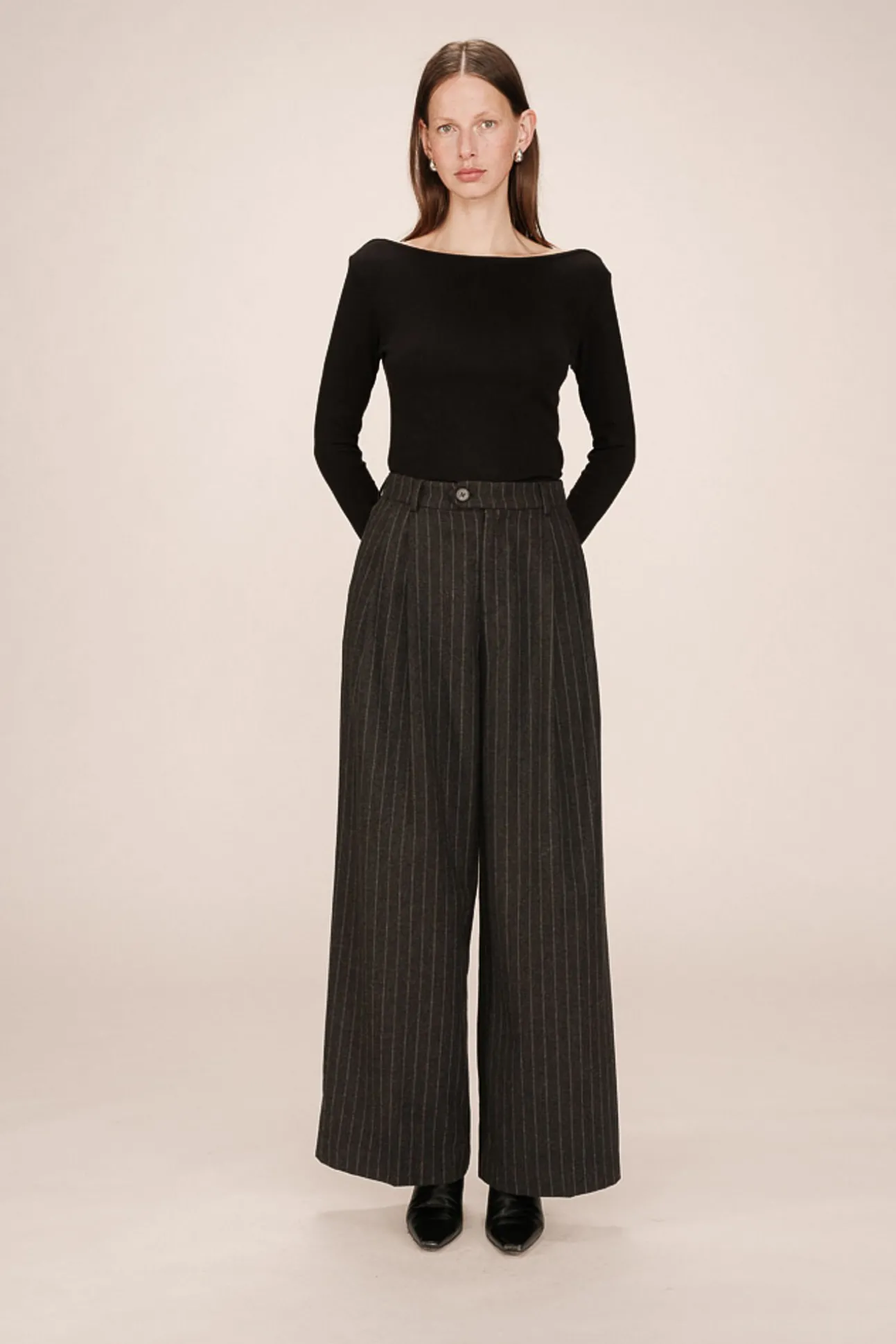 Calça de terno de lã riscas com detalhe plissado