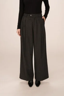 Calça de terno de lã riscas com detalhe plissado