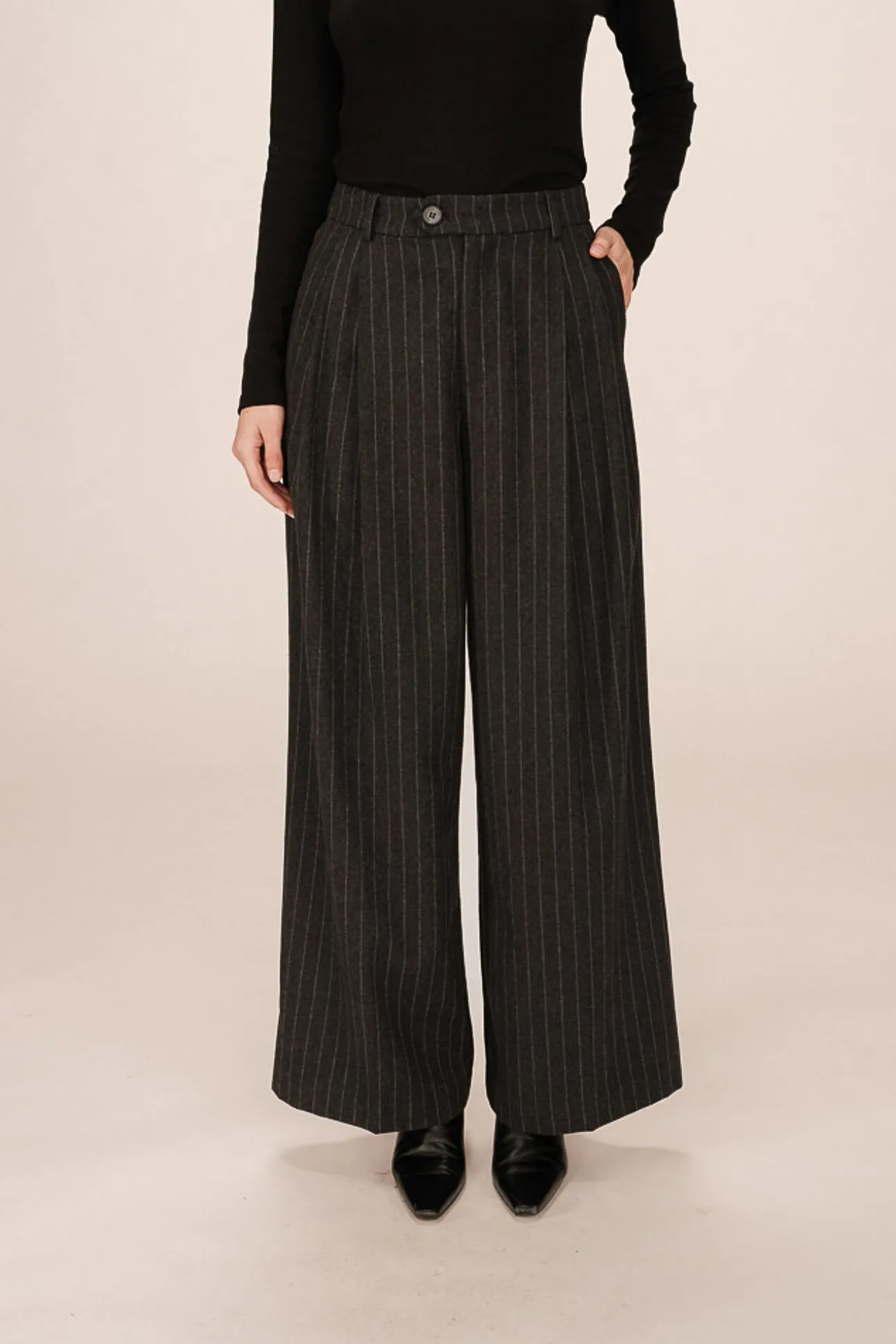 Calça de terno de lã riscas com detalhe plissado