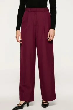 Calça de terno plissadas.