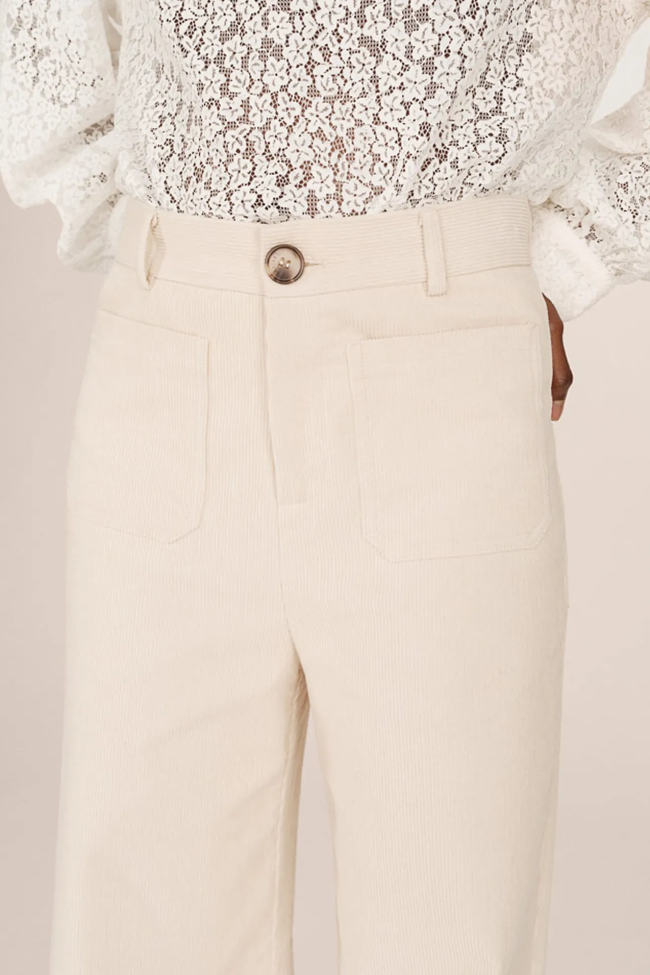 Calça de veludo cotelê com bolsos frontais