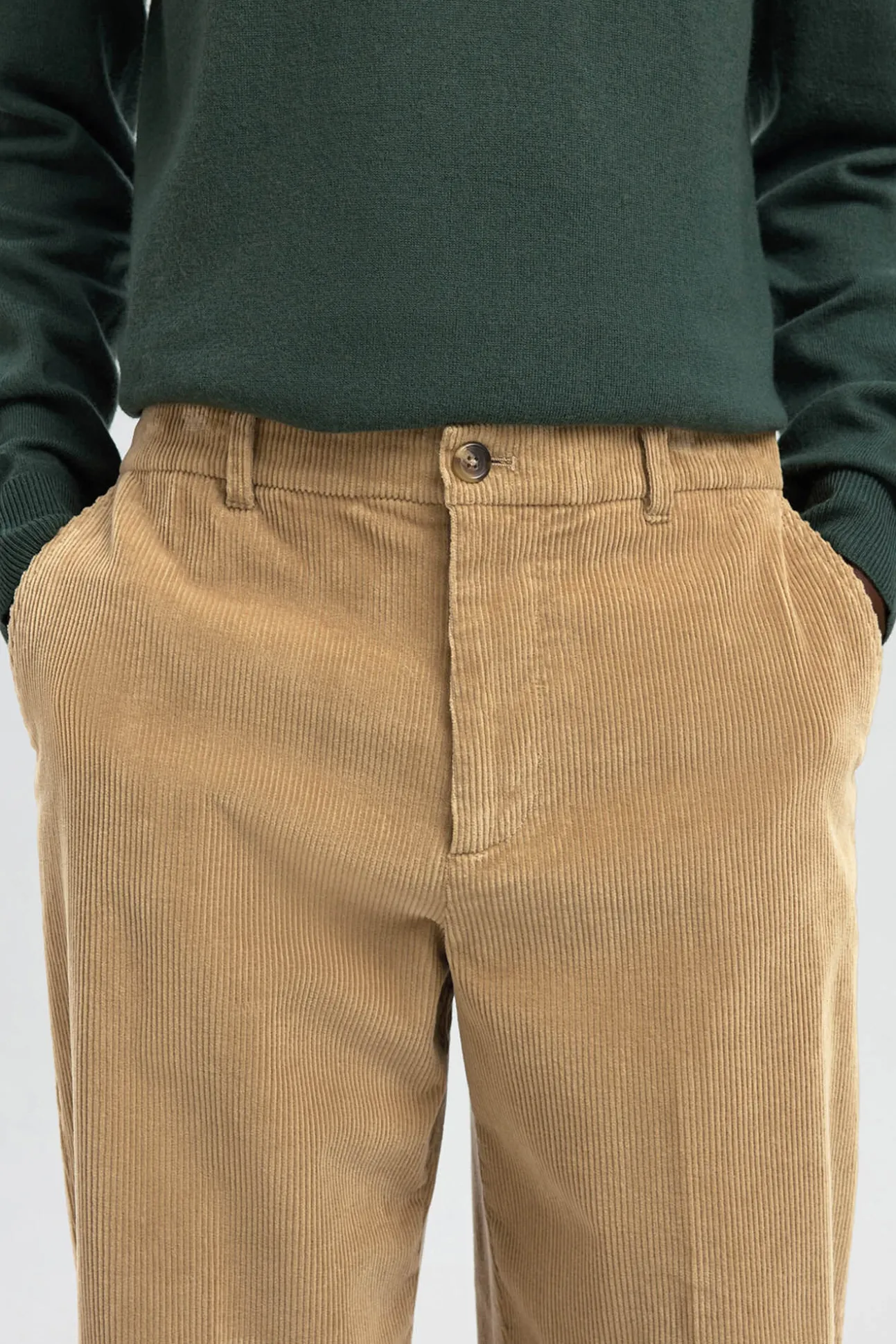 Calça de veludo cotelê com caimento relaxado